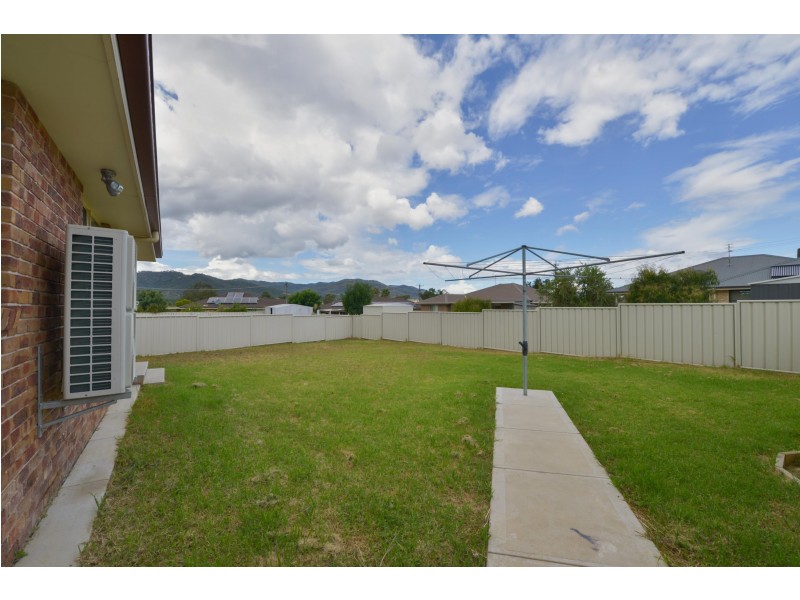 6B Iris Close, Kootingal NSW 2352