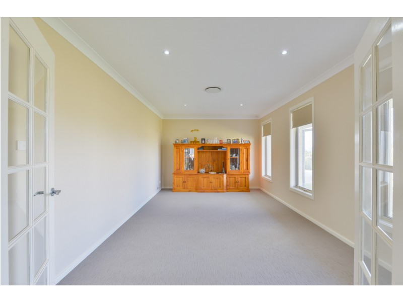 8 Edna Close, Tamworth NSW 2340