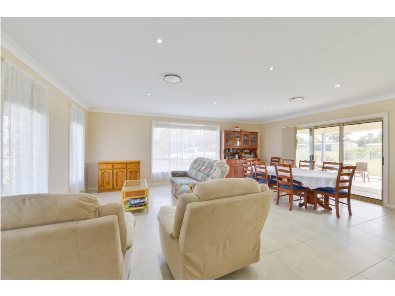 8 Edna Close, Tamworth NSW 2340