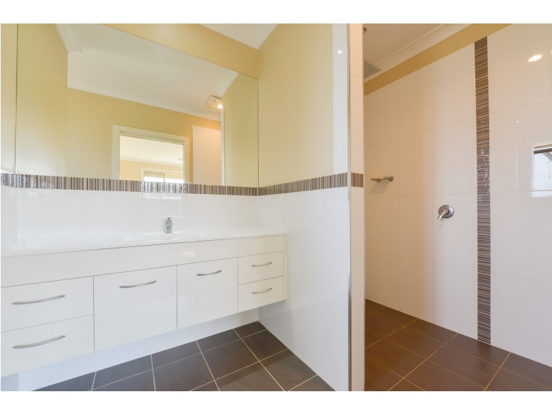 8 Edna Close, Tamworth NSW 2340