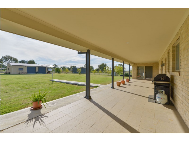 8 Edna Close, Tamworth NSW 2340