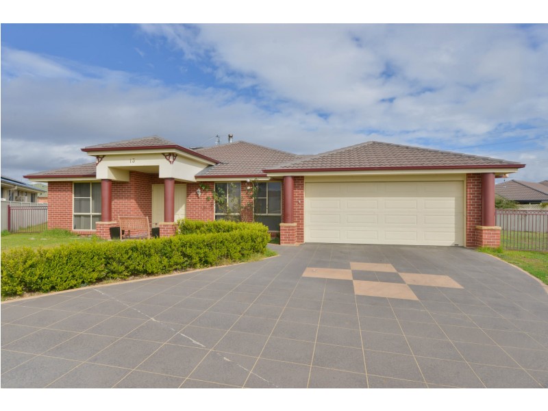 13 Gregory Close, Westdale NSW 2340