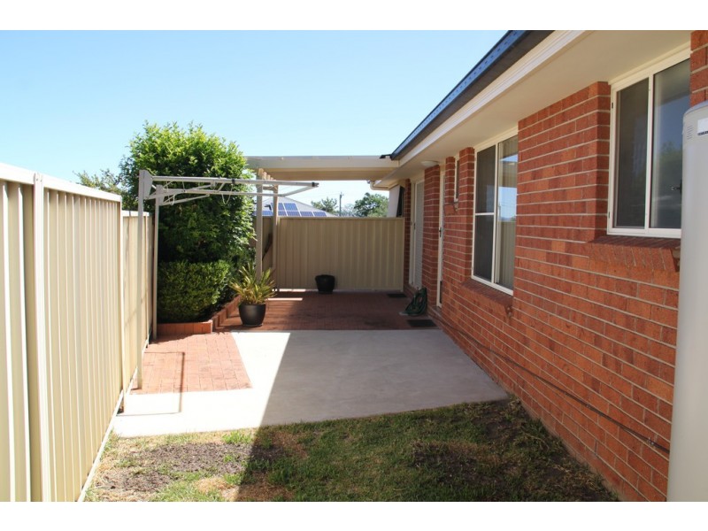 1/2 Warrabah Close, Tamworth NSW 2340