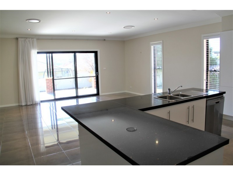 10 Hibiscus Way, Tamworth NSW 2340