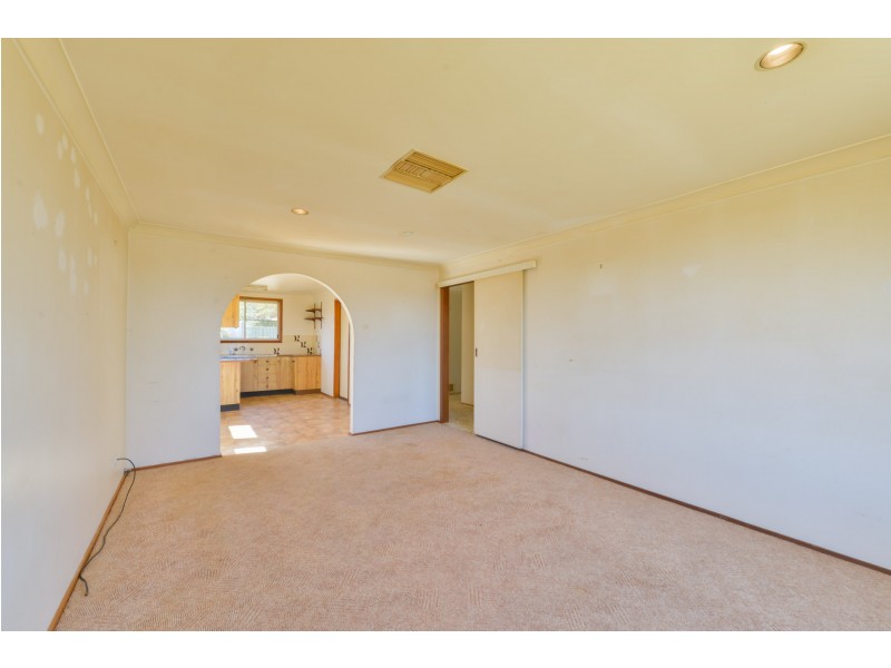 8 Jemmy Place, Tamworth NSW 2340