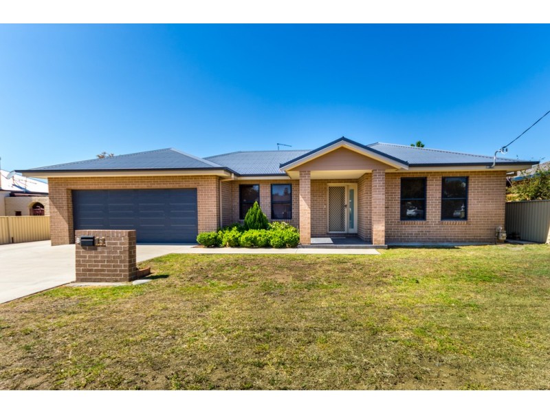 11 Edgeroy Street, Tamworth NSW 2340