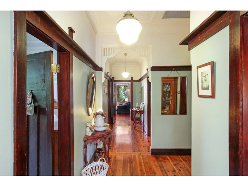 136 Napier Street, Tamworth NSW 2340