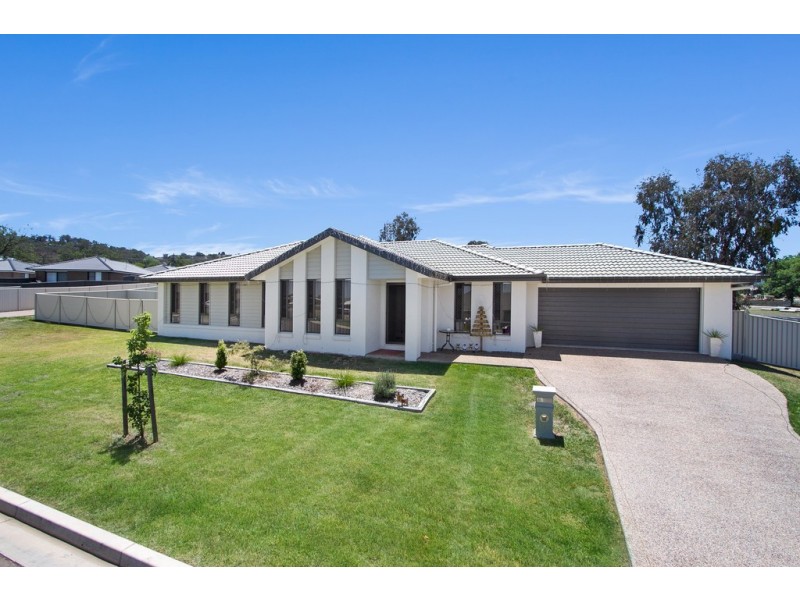 66 Tulipwood Crescent, Tamworth NSW 2340