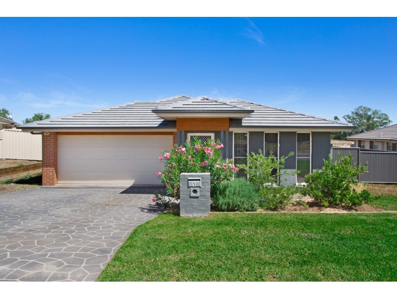 5 Regal Park Drive, Tamworth NSW 2340