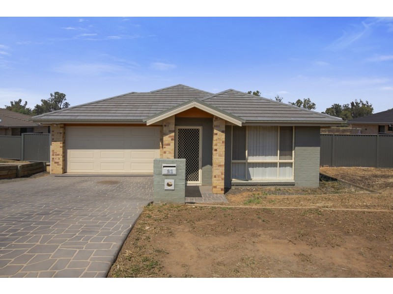 21 Regal Park Drive, Tamworth NSW 2340