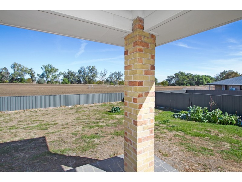 21 Regal Park Drive, Tamworth NSW 2340
