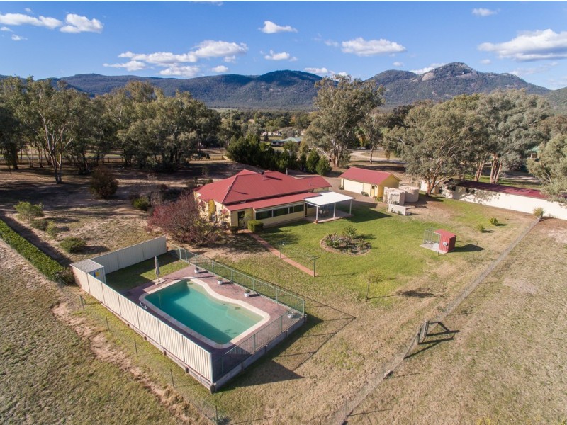35 Waters Park Drive, Tamworth NSW 2340