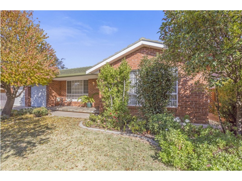 27 Windhover Crescent, Tamworth NSW 2340