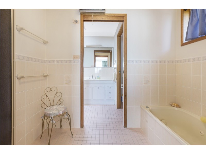 27 Windhover Crescent, Tamworth NSW 2340