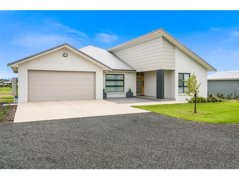 24 Rodeo Drive, Tamworth NSW 2340