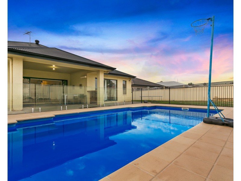 10 Emu Close, Tamworth NSW 2340