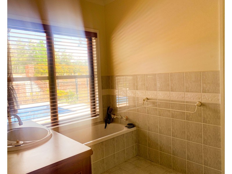 15 Kurrajong Place, Tamworth NSW 2340