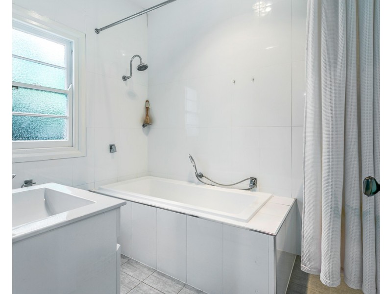 2 Douglas Avenue, Tamworth NSW 2340