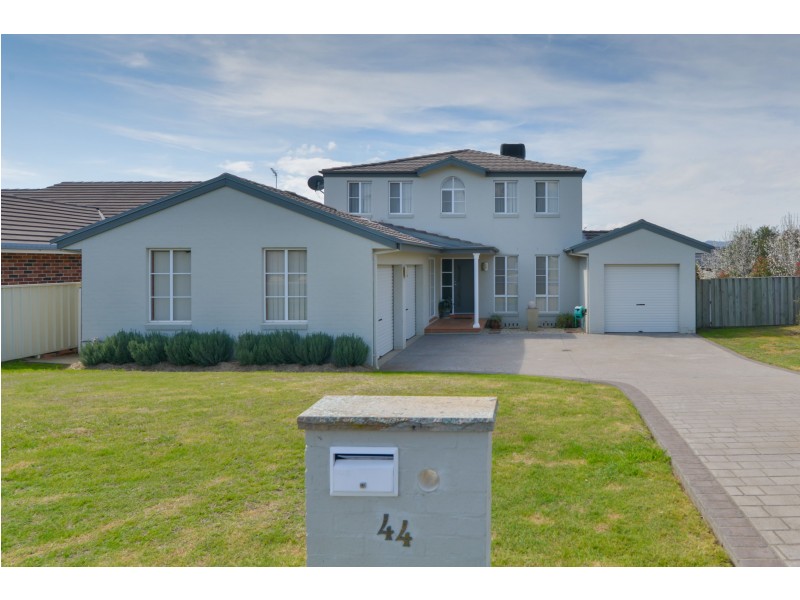 44 Greg Norman Drive, Tamworth NSW 2340