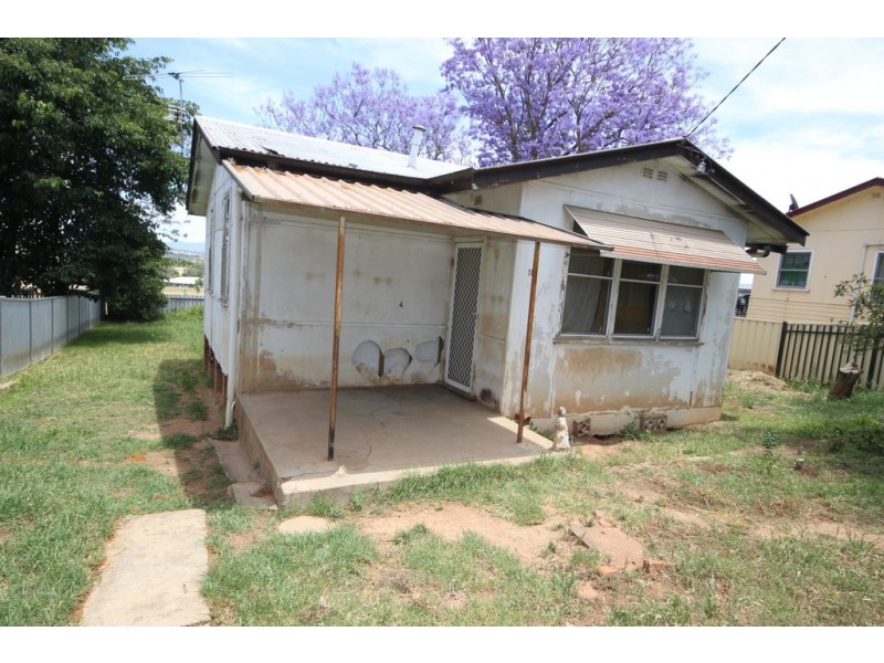 11 Peel Street, Tamworth NSW 2340