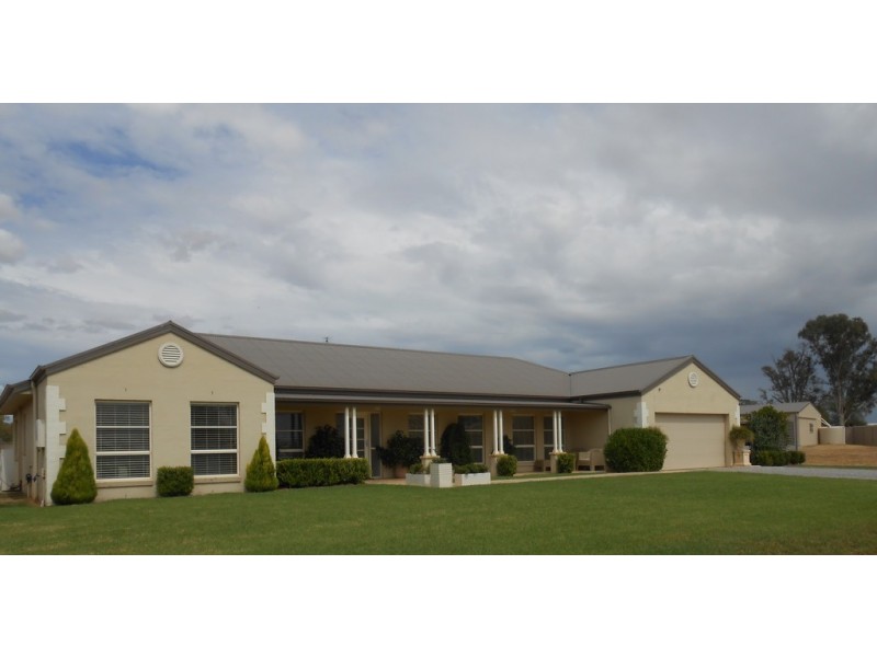 19 Landsborough Close, Tamworth NSW 2340