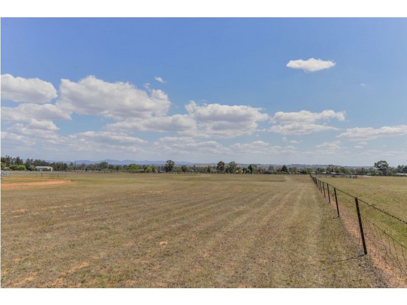 16 Manina Way, Tamworth NSW 2340