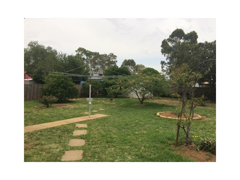 27 Oak Street, Tamworth NSW 2340