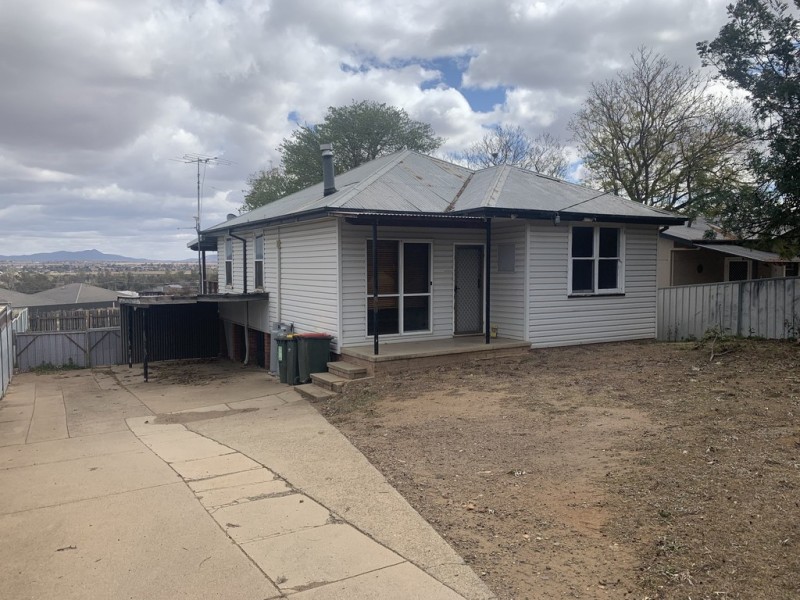 13 Peel Street, Tamworth NSW 2340