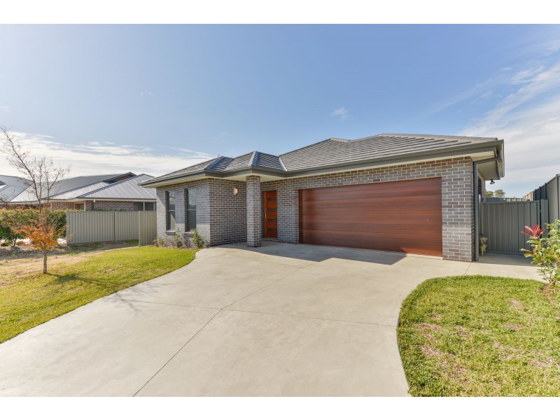 15 Sanctuary Place, Tamworth NSW 2340