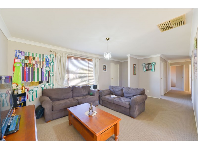 10 Grant Street, Kootingal NSW 2352