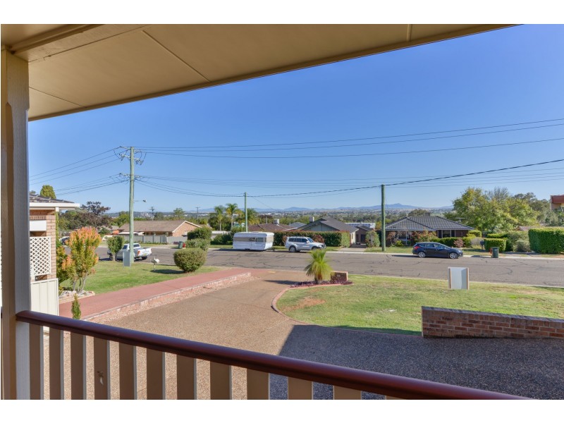 8 Brolga Way, Tamworth NSW 2340