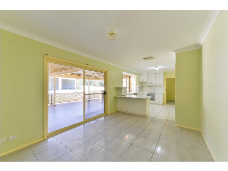 8 Brolga Way, Tamworth NSW 2340