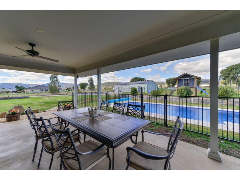 2 Songlark Place, Tamworth NSW 2340