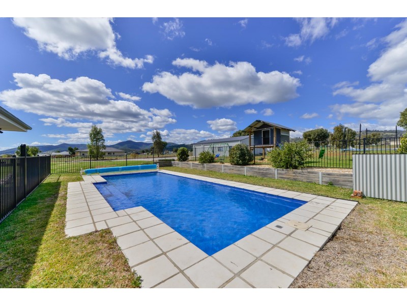 2 Songlark Place, Tamworth NSW 2340