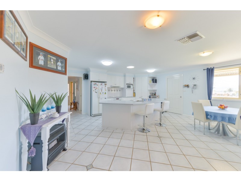 11 Giles Place, Westdale NSW 2340