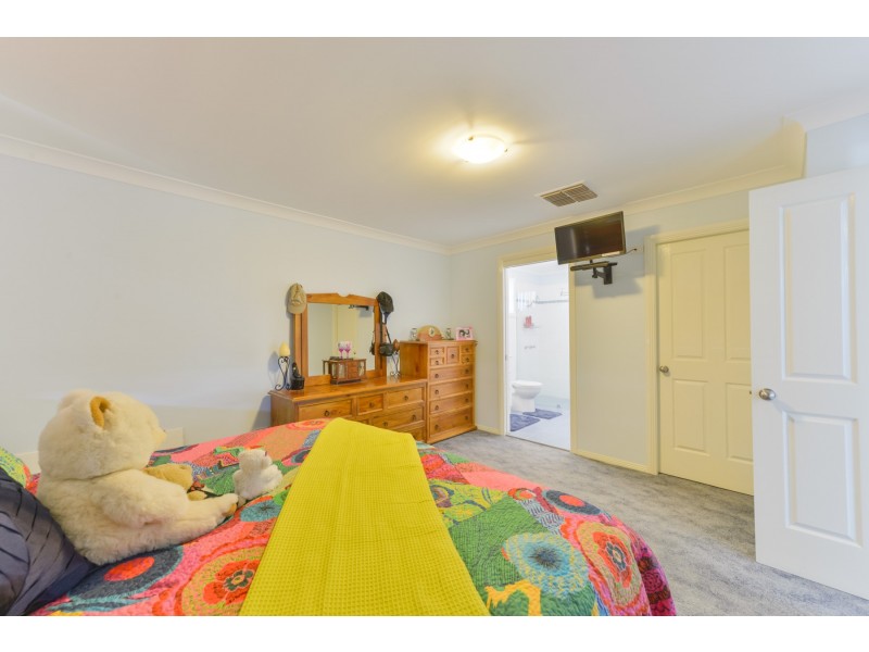 11 Giles Place, Westdale NSW 2340