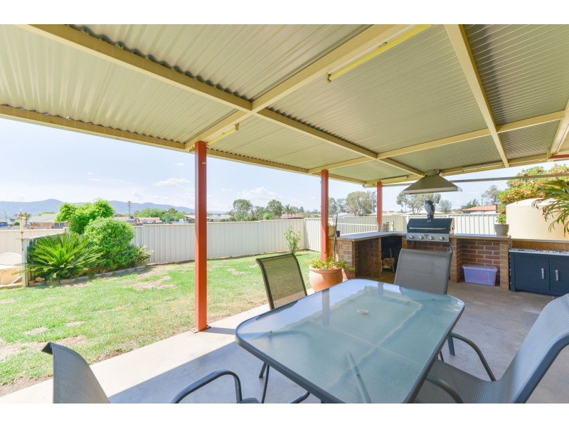 11 Giles Place, Westdale NSW 2340