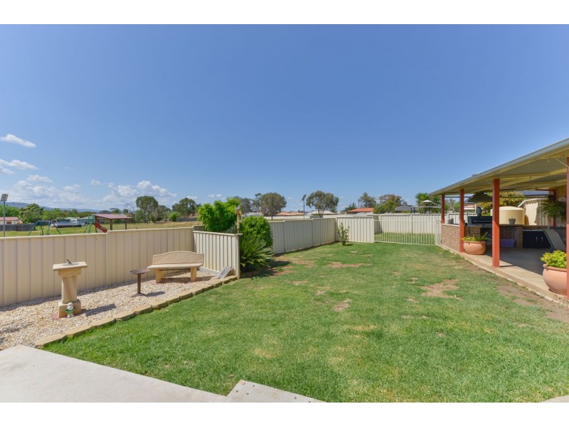11 Giles Place, Westdale NSW 2340