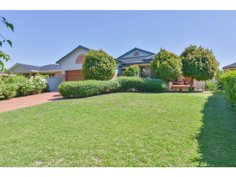 16 Overlanders Way, Tamworth NSW 2340