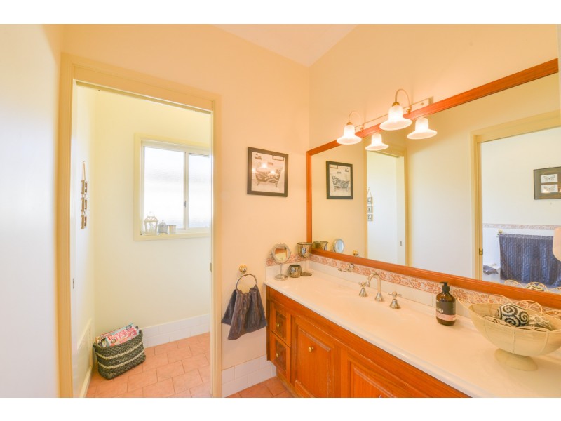 16 Overlanders Way, Tamworth NSW 2340