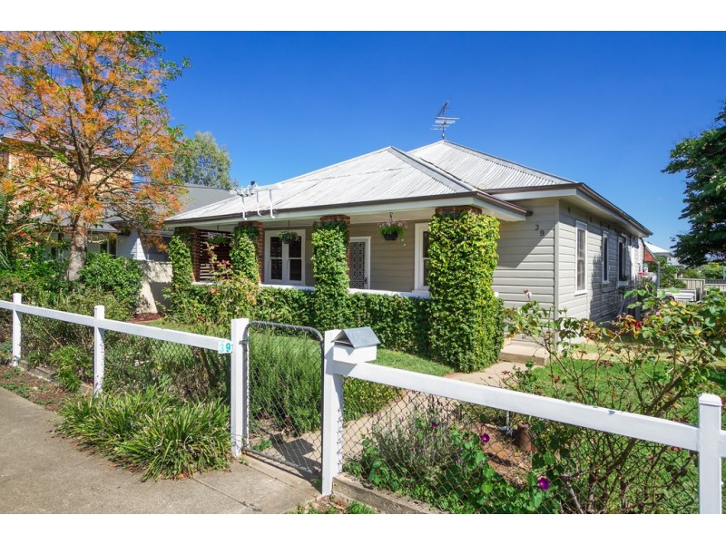 39 Gipps Street, Tamworth NSW 2340