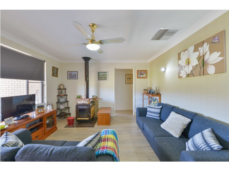 19 Johns Drive, Kootingal NSW 2352