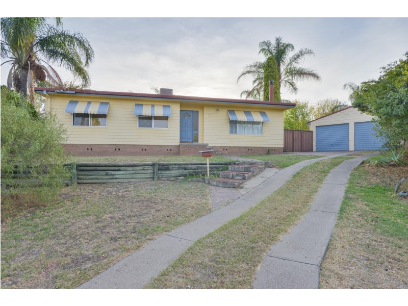 17 Carole Drive, Kootingal NSW 2352