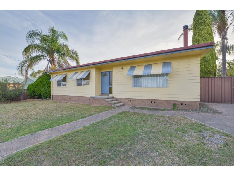 17 Carole Drive, Kootingal NSW 2352