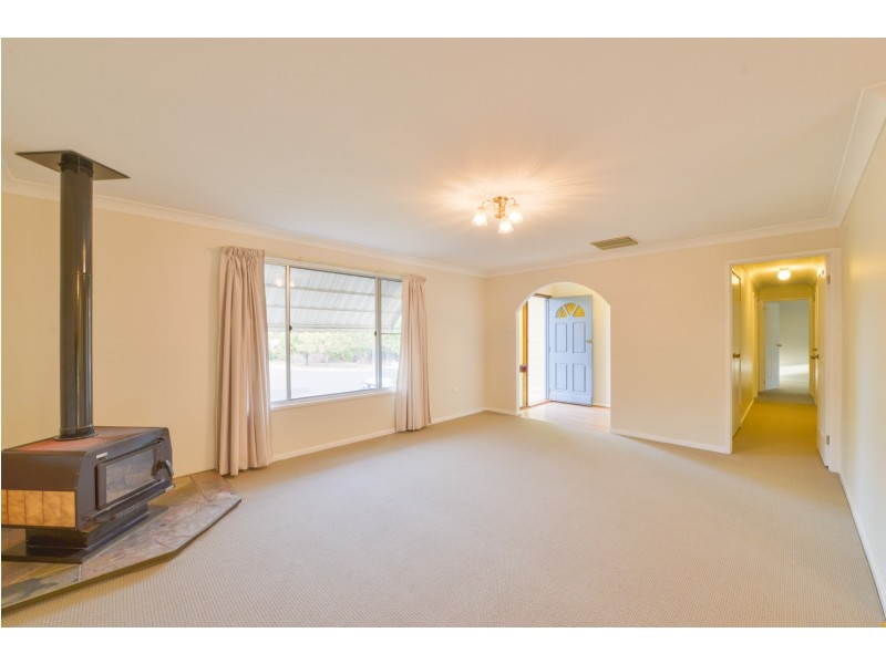 17 Carole Drive, Kootingal NSW 2352