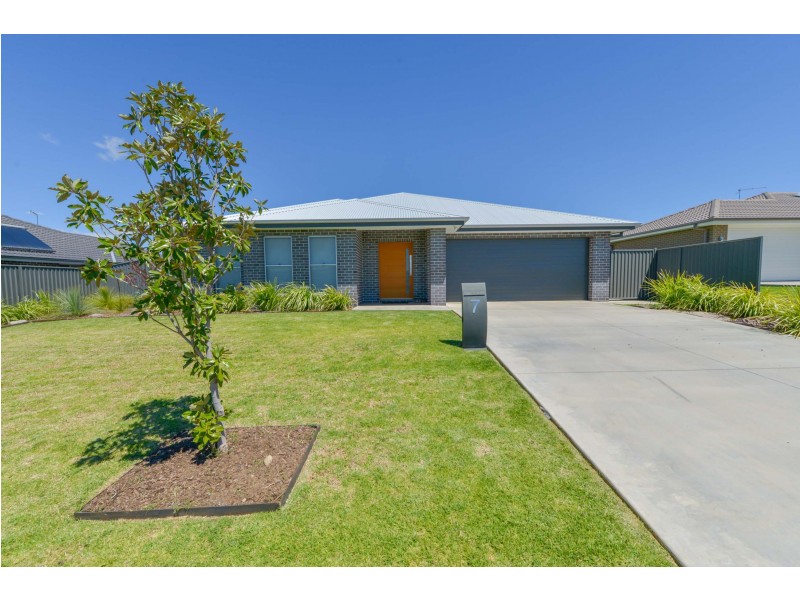 7 Grand Meadows Drive, Tamworth NSW 2340