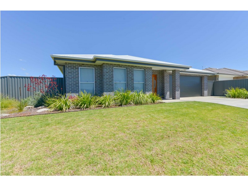 7 Grand Meadows Drive, Tamworth NSW 2340
