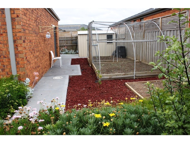 12 Sherwood Place, Melton West VIC 3337