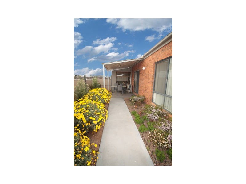 12 Sherwood Place, Melton West VIC 3337