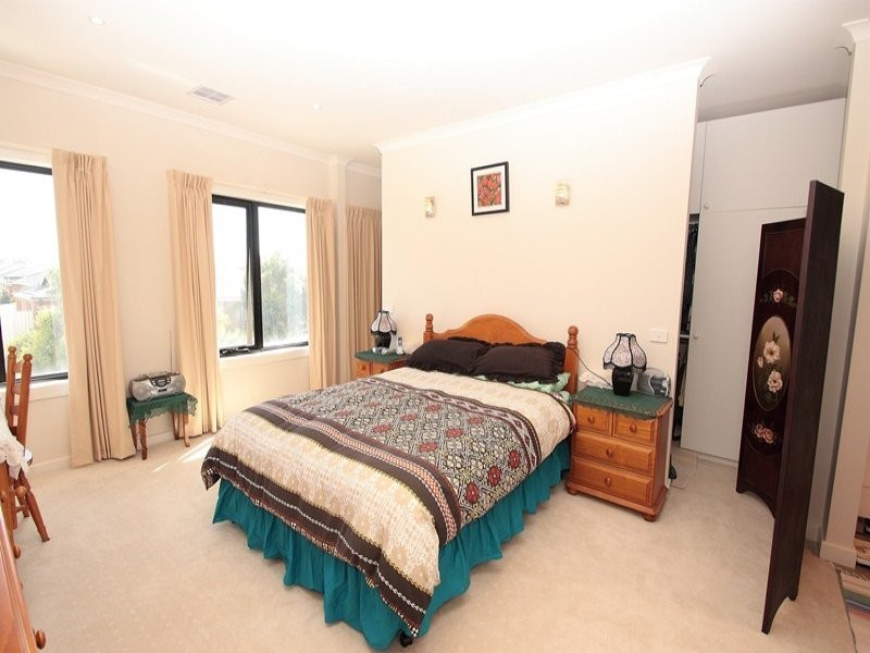 14 Fiddlewood Turn, Melton West VIC 3337